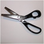 PINKING SHEARS PLASTIC HANDLE 18CM